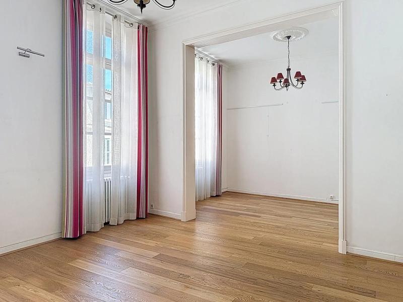 Studio - 135 m² - 5 pièces