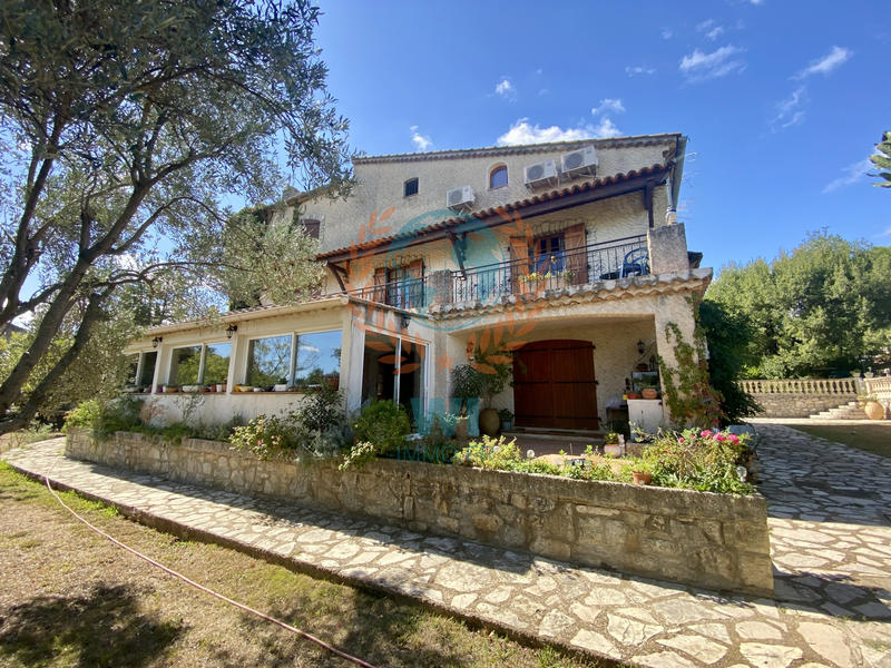 Maison - 420 m² - 17 pièces