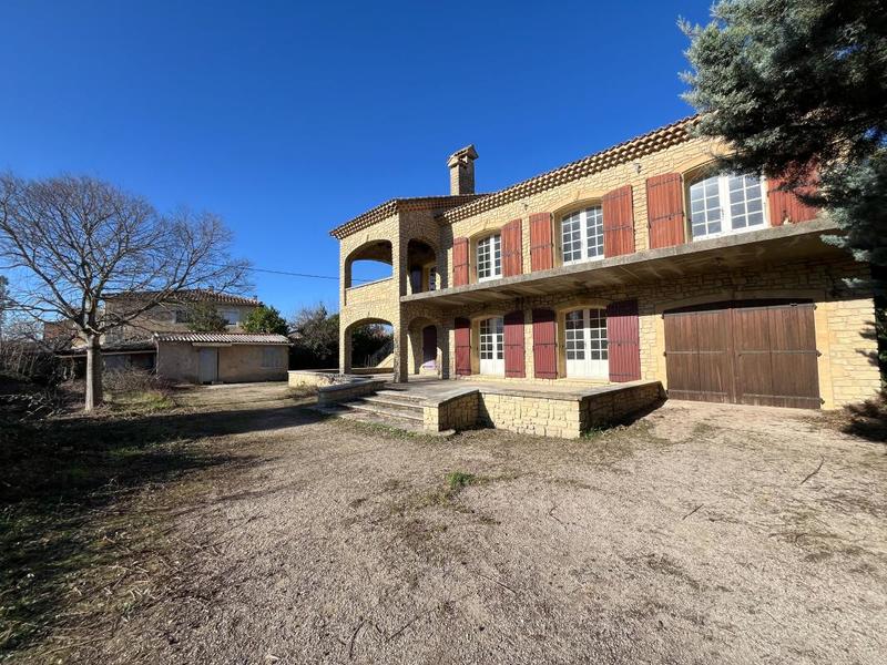 Propriété - 261 m² - 6 pièces