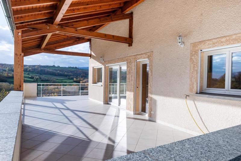 Maison - 218 m² - 9 pièces