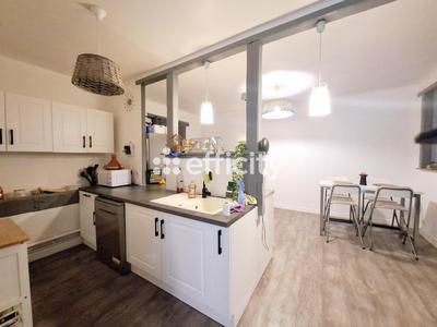 Maison - 241 m² - 10 pièces