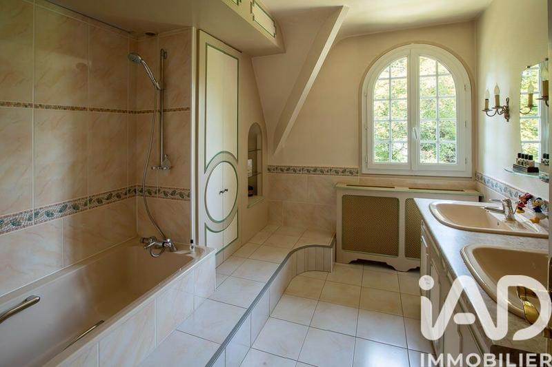 Maison - 230 m² - 8 pièces