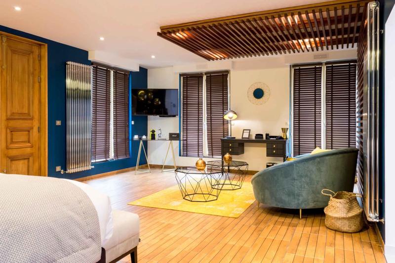 Demeure - 1 736 m² - 30 pièces