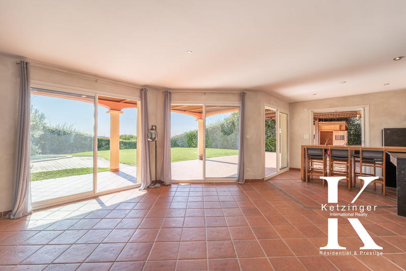 Villa - 256 m² - 6 pièces