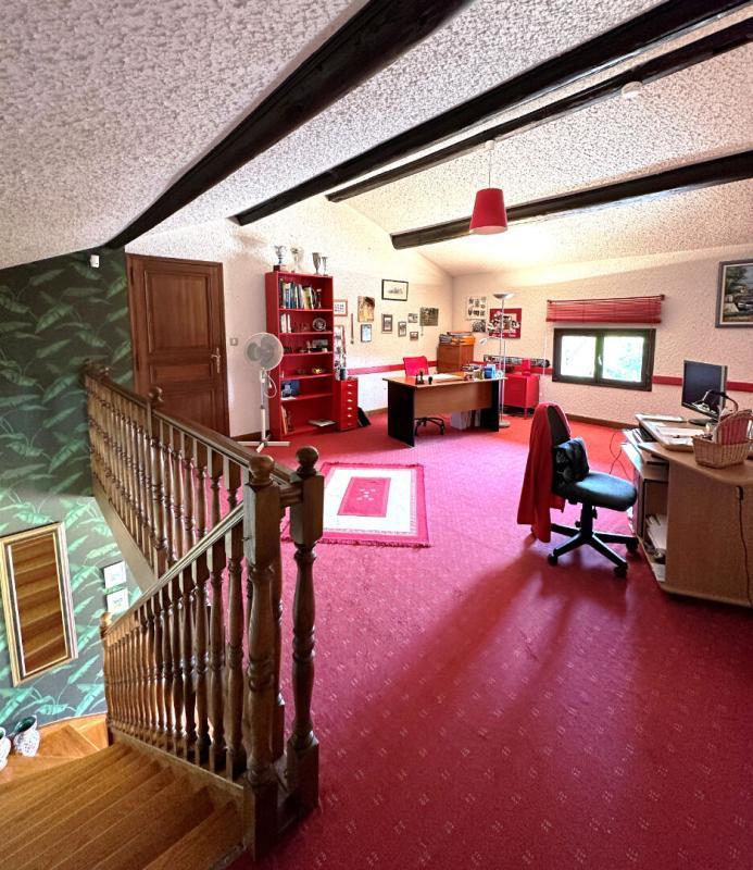 Maison - 239 m² - 11 pièces