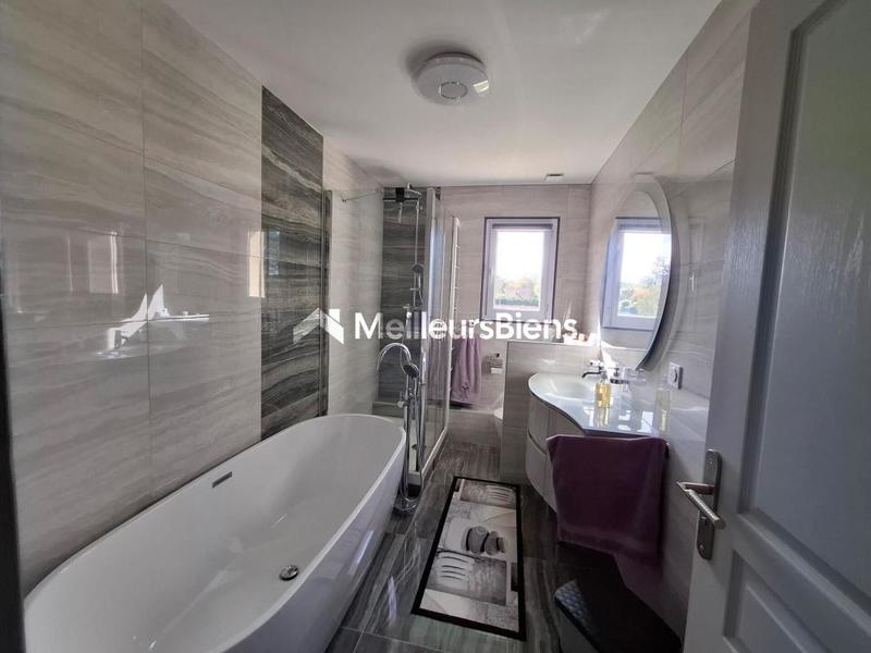 Maison traditionnelle - 186 m² - 8 pièces