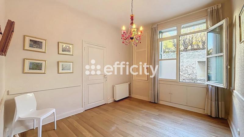 Immeuble - 196 m² - 10 pièces