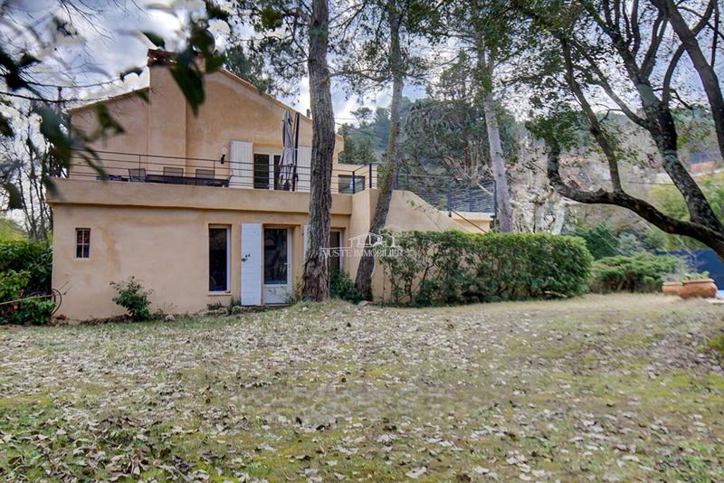 Maison - 230 m² - 7 pièces