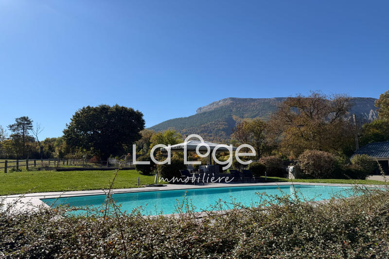 Maison - 6 360 m² - 10 pièces