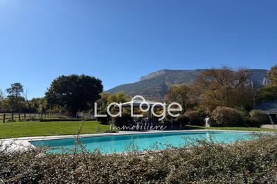 Maison - 6 360 m² - 10 pièces