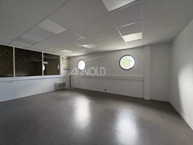 Entrepôt - 730 m² - 11 pièces