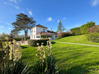 Maison - 350 m² - 10 pièces