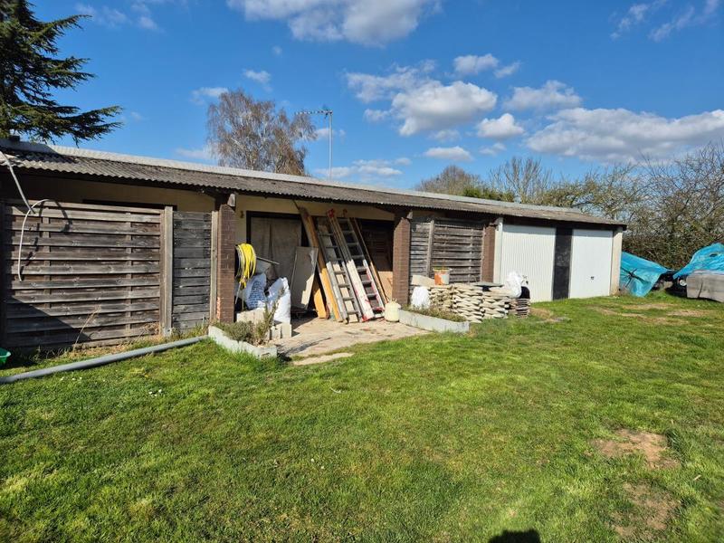 Terrain constructible - 1 050 m²