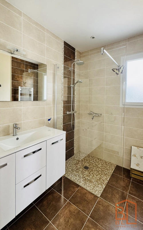 Maison traditionnelle - 274 m² - 11 pièces