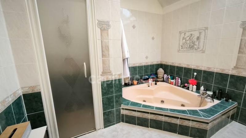 Propriété - 193 m² - 8 pièces