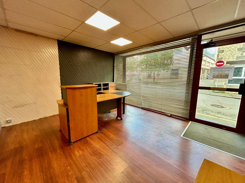 Local commercial - 150 m² - 6 pièces