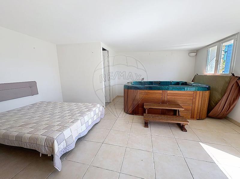 Propriété - 93 m² - 4 pièces