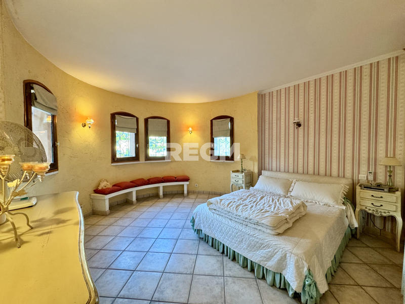 Villa - 332 m² - 7 pièces