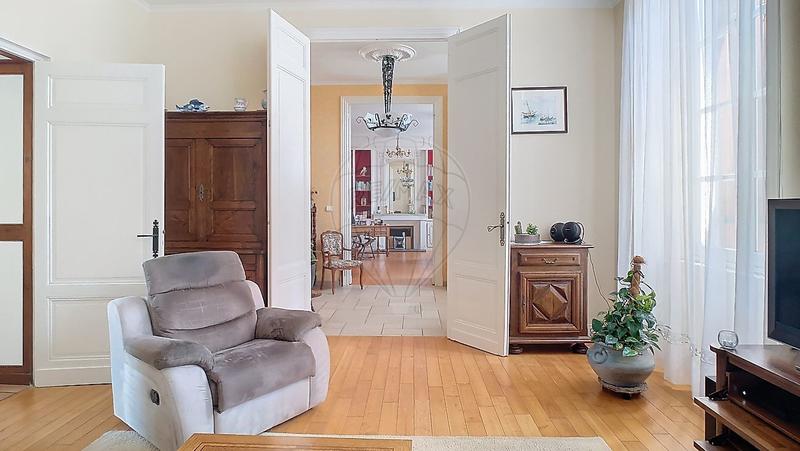 Maison - 275 m² - 9 pièces