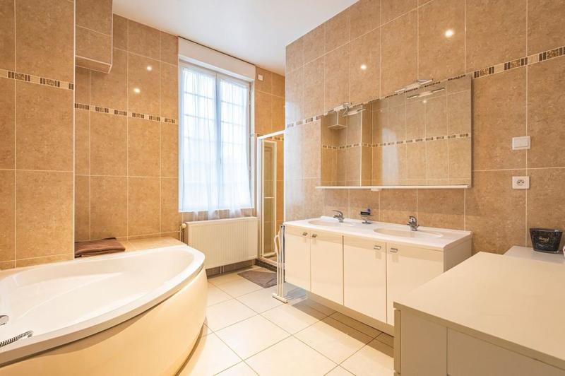 Maison - 260 m² - 8 pièces