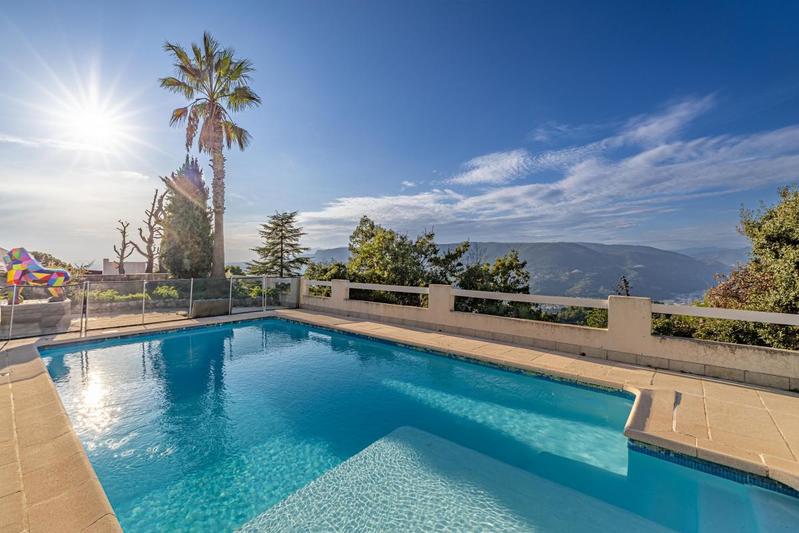 Maison - 242 m² - 5 pièces