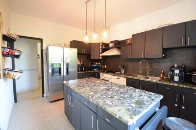 Propriété - 222 m² - 8 pièces