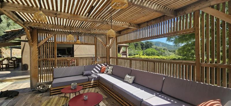 Maison - 230 m² - 8 pièces