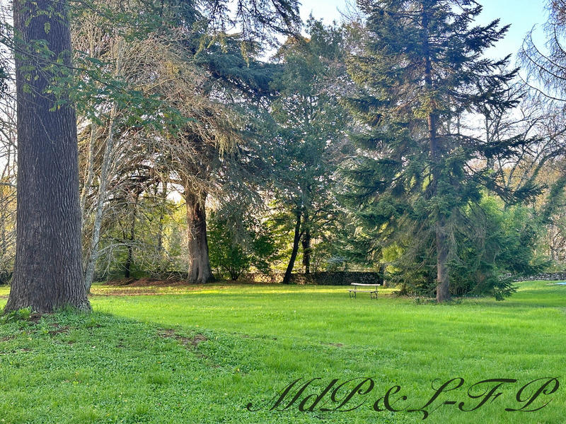 Maison - 711 m² - 11 pièces