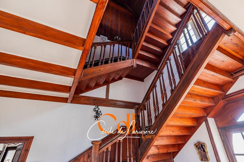 Maison - 240 m² - 8 pièces