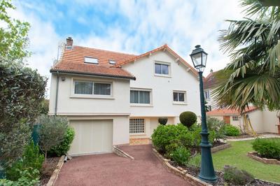 Maison - 232 m² - 11 pièces