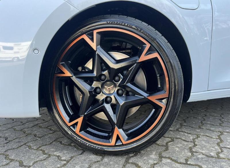 Cupra Leon St Vz 272 Hybrid Rechargeable / Toit Pano Ouvrant Coffre et Seieges Elec Keyless Sennheiser