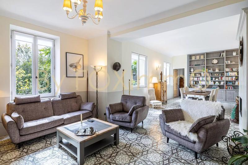 Maison de ville - 230 m² - 9 pièces