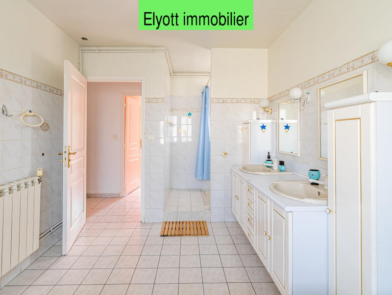 Maison - 232 m² - 12 pièces