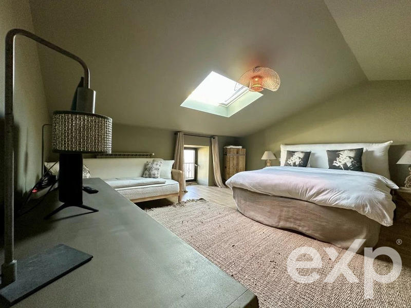 Maison - 207 m² - 9 pièces