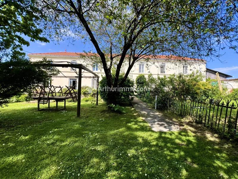 Maison - 220 m² - 8 pièces