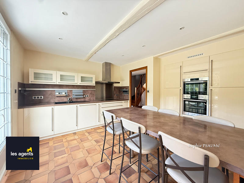 Maison - 260 m² - 9 pièces