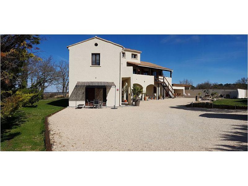 Maison - 235 m² - 10 pièces