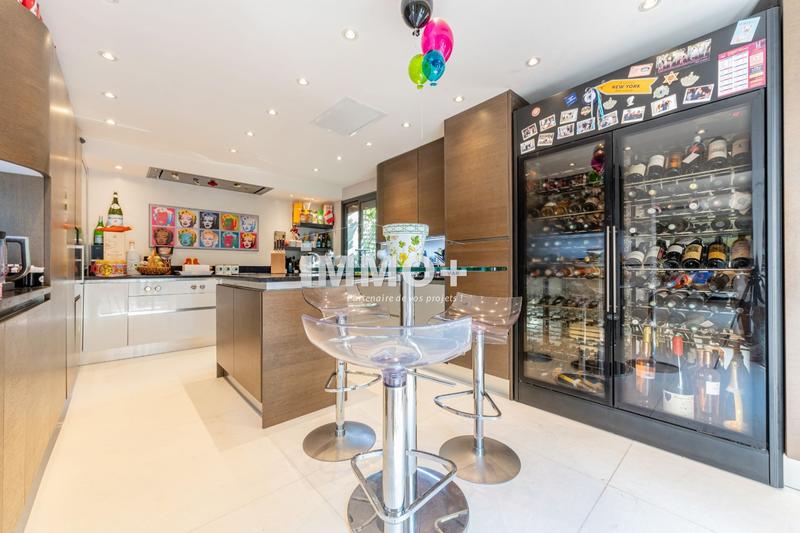 Demeure - 373 m² - 9 pièces