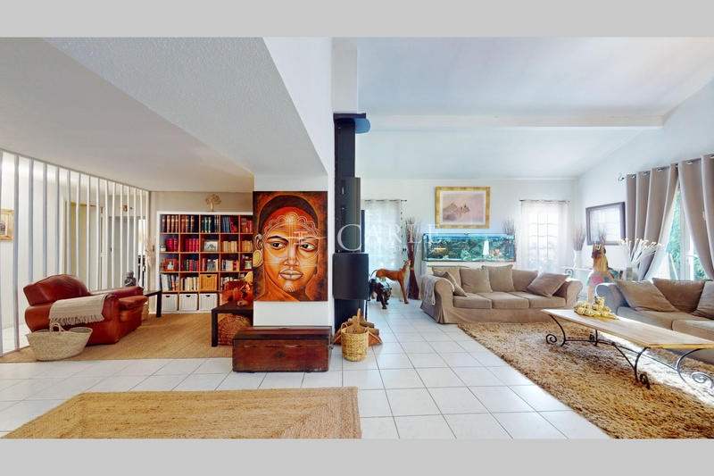 Maison - 330 m² - 8 pièces