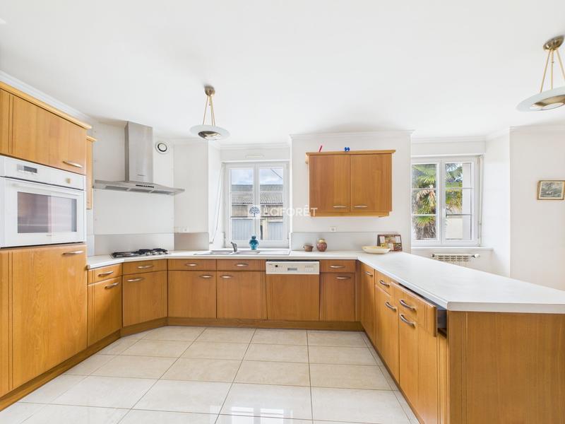 Maison traditionnelle - 165 m² - 8 pièces