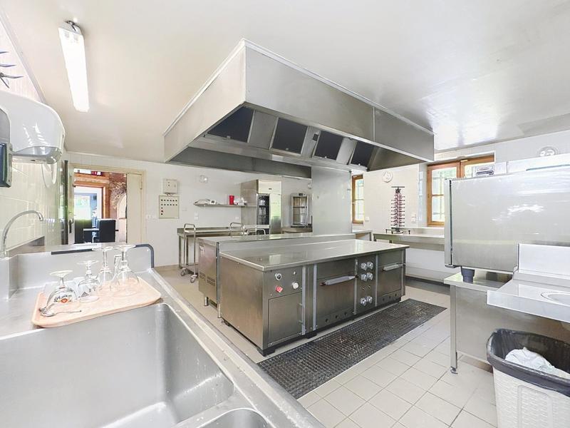 Local commercial - 245 m² - 10 pièces