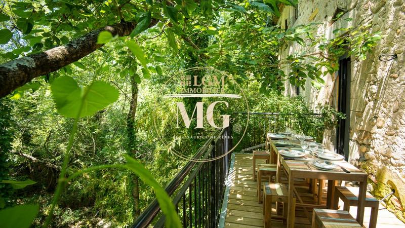 Maison - 1 046 m² - 29 pièces