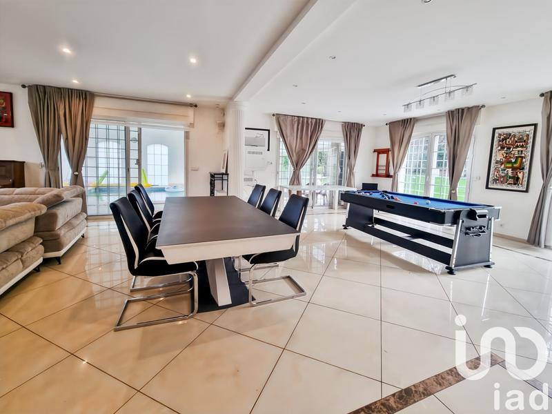 Maison - 230 m² - 9 pièces