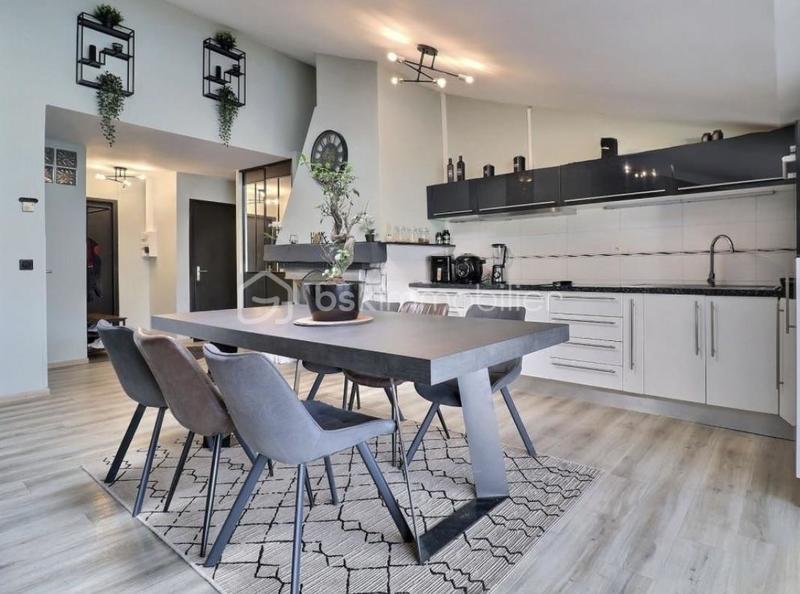 Appartement - 210 m² - 9 pièces