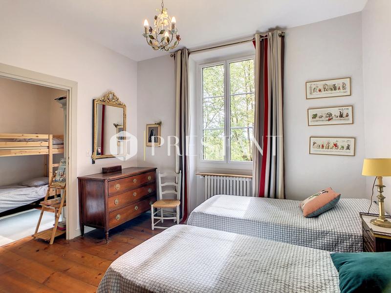 Maison - 380 m² - 12 pièces