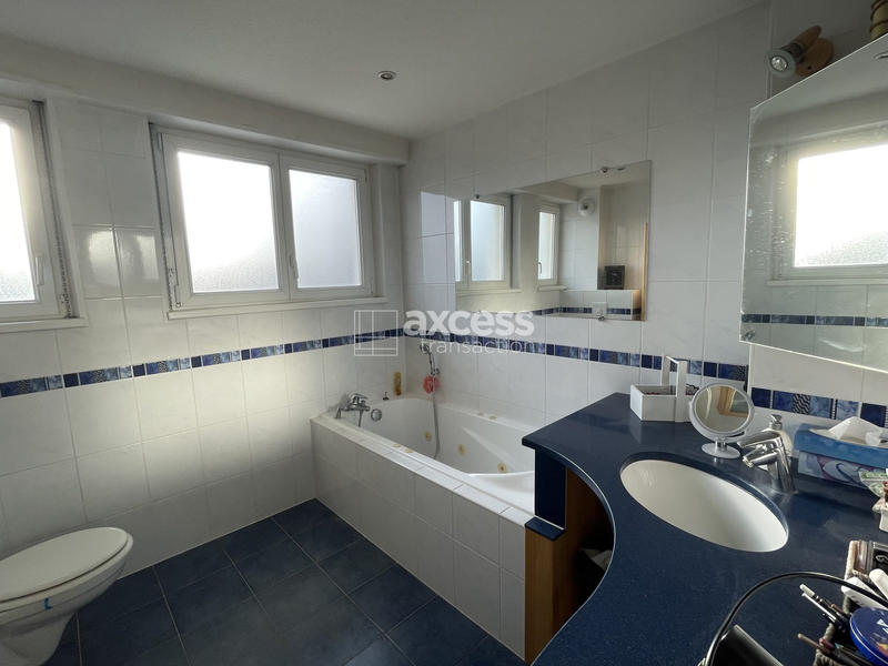 Maison traditionnelle - 180 m² - 7 pièces