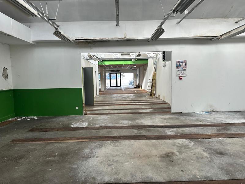 Local commercial - 402 m² - 7 pièces