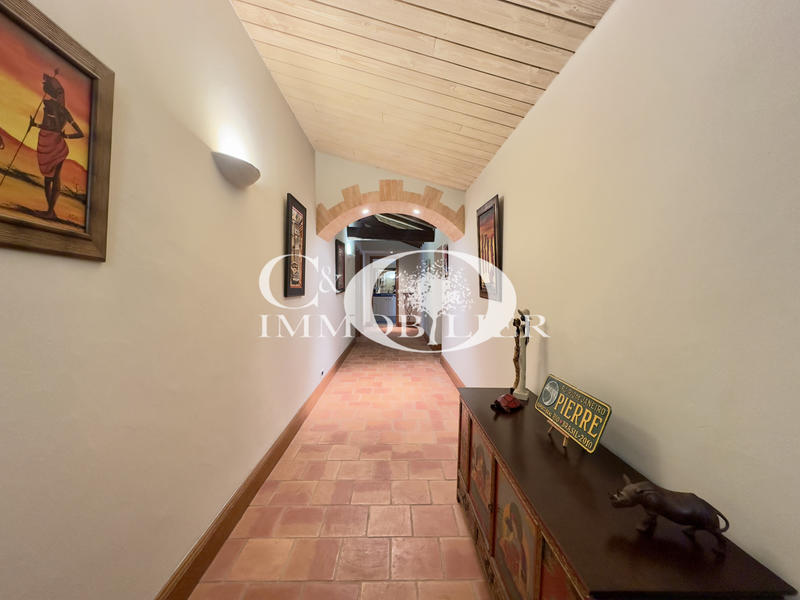 Maison - 235 m² - 7 pièces