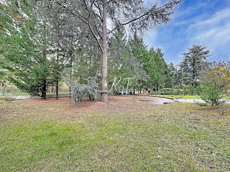 Maison - 230 m² - 10 pièces