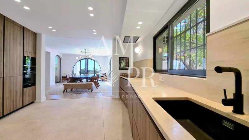 Villa - 253 m² - 6 pièces